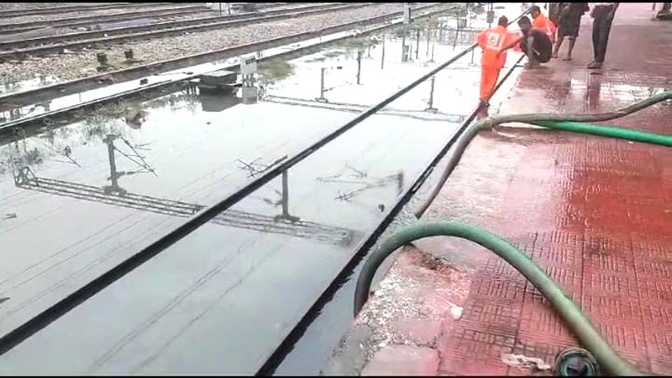 Up Weather Update Tracks Submerged in Moradabad Due to Rain, Signals Down News in Hindi