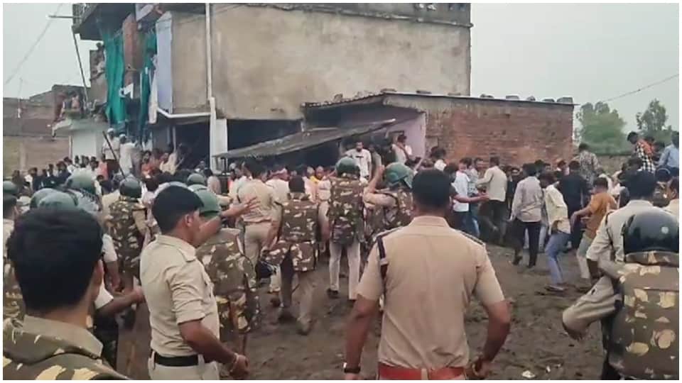 Mp News Guna Police Attacked with Stones and Bottles Viral Photos Crate Ruckus News in Hindi
