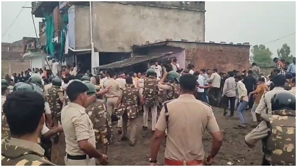Mp News Guna Police Attacked with Stones and Bottles Viral Photos Crate Ruckus News in Hindi