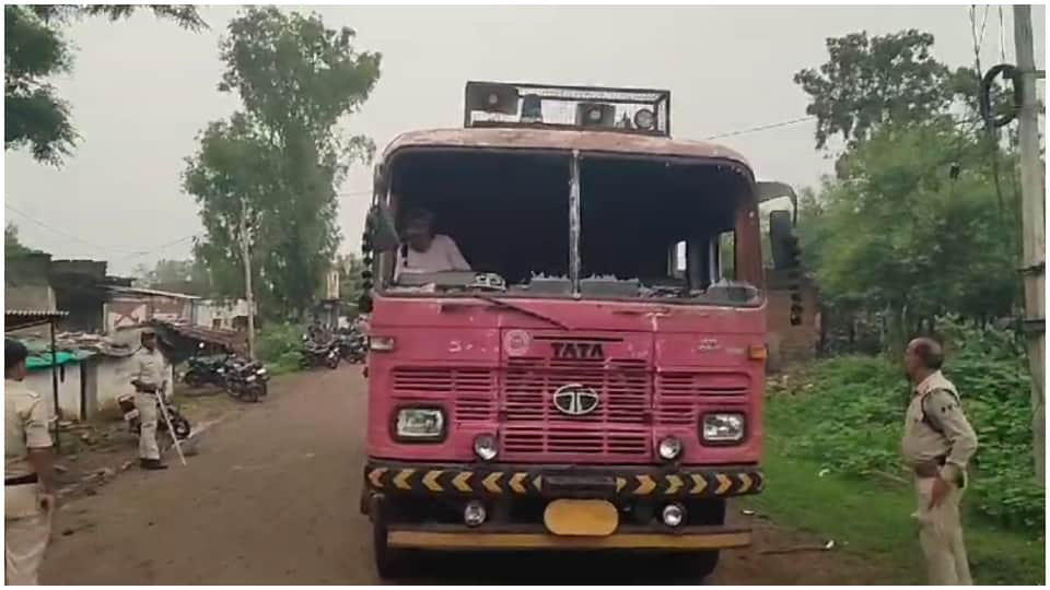 Mp News Guna Police Attacked with Stones and Bottles Viral Photos Crate Ruckus News in Hindi