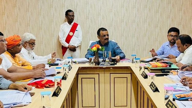 Varanasi: विभागों को शहर में काम कराने के लिए यहां लेनी होगी अनुमति, साढ़े 7 घंटे की बैठक में लिया गया निर्णय