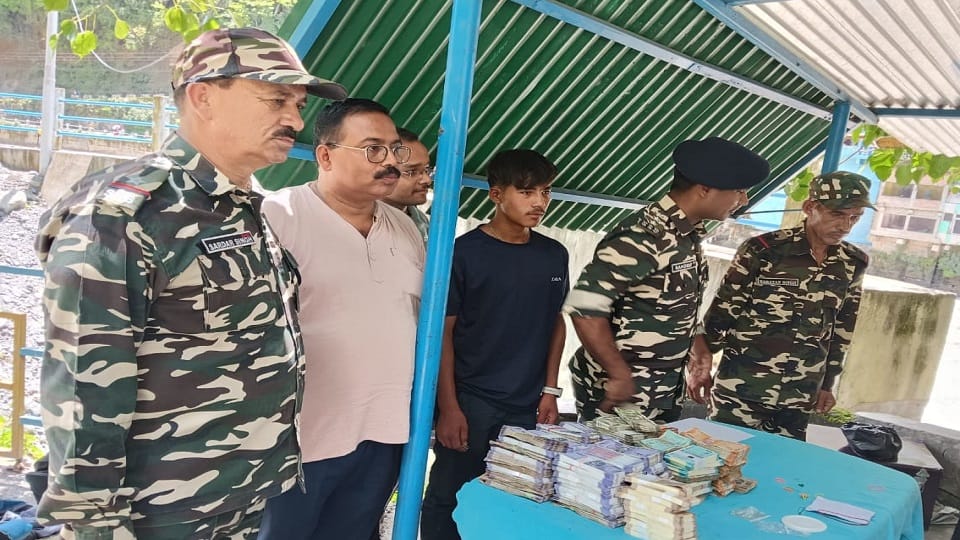 22 lakh rupees were found on the pass of the Nepali youth during the checking international bridge pithoragarh