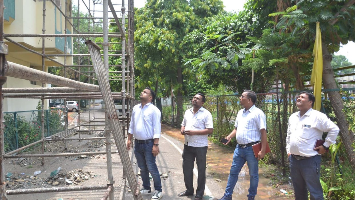Kanpur: Green Park's C balcony has cracks