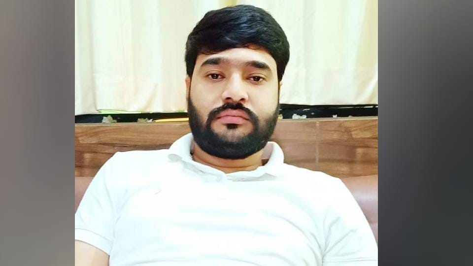 police arrested district panchayat member Pushpendra Yadav In Etah who bounty of 25 thousand on his head