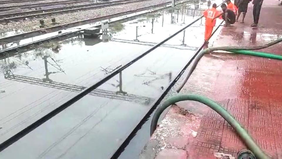 Weather: Tracks submerged Moradabad due to rain, 36 trains stood on way for four hours