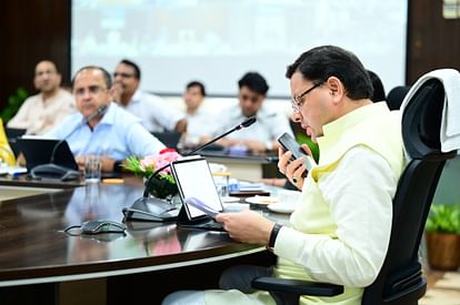 CM Helpline: हैलो...मैं मुख्य सेवक पुष्कर सिंह धामी बोल रहा हूं...सीएम ने फोन पर शिकायकताओं से की बात Uttarakhand CM Helpline Chief Minister Pushkar Singh Dhami spoke to complainant