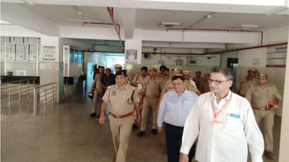 Police and administration have raided Sant Kabir Nagar together, 30 middlemen have been arrested
