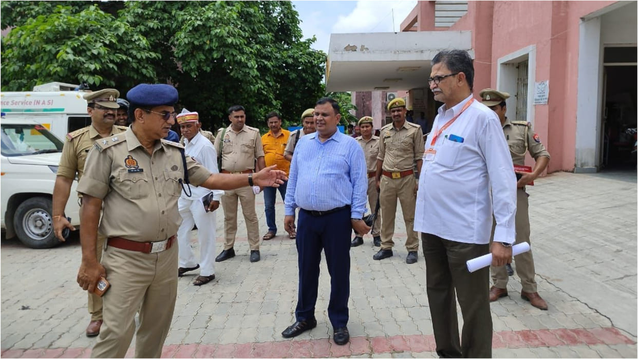 Police and administration have raided Sant Kabir Nagar together, 30 middlemen have been arrested