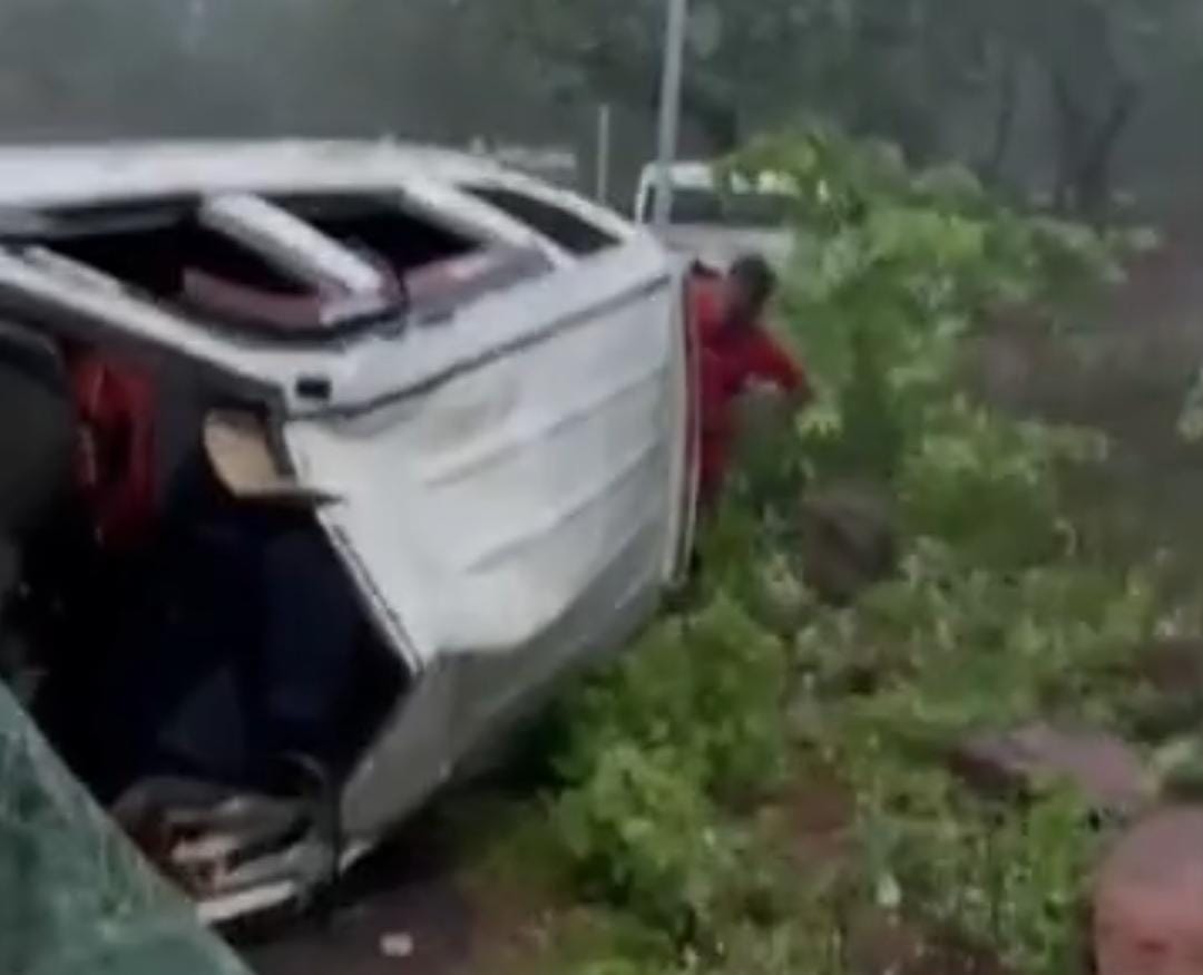 हादसे के बाद पलटी गाड़ी।