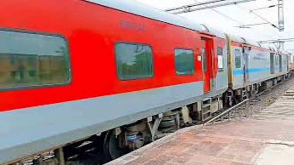 young man died after being hit by Hazrat Nizamuddin-Ambikapur Express train