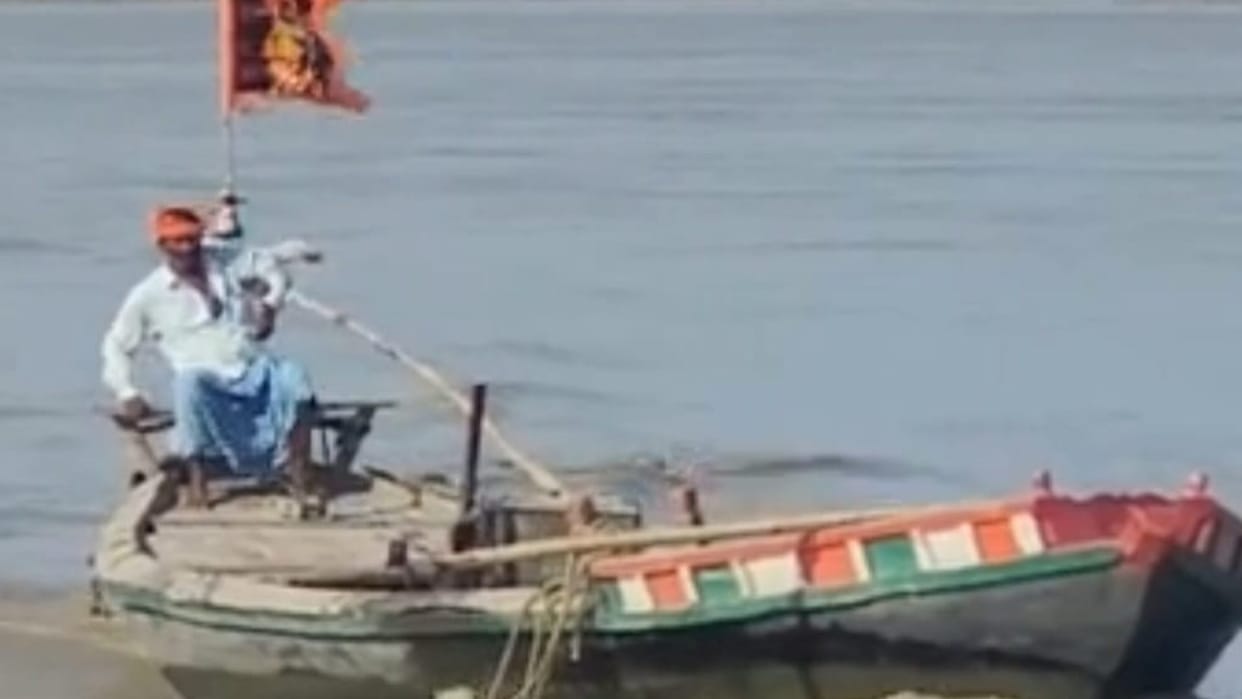 Bihar News Boat Capsizes in Swollen Narayani River, Four People Trapped Rescued News in Hindi
