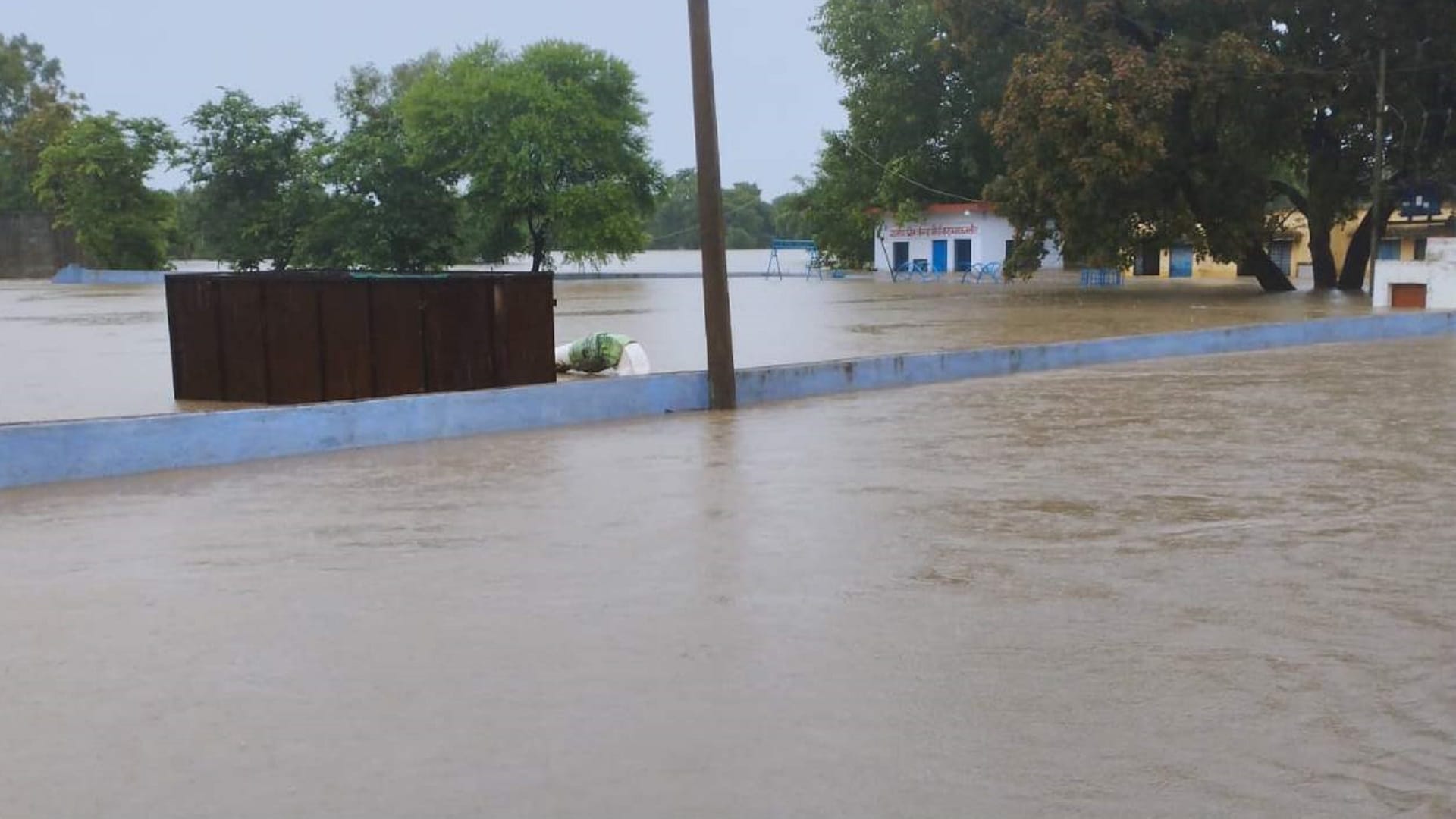 Up Weather Update Tracks Submerged in Moradabad Due to Rain, Signals Down News in Hindi