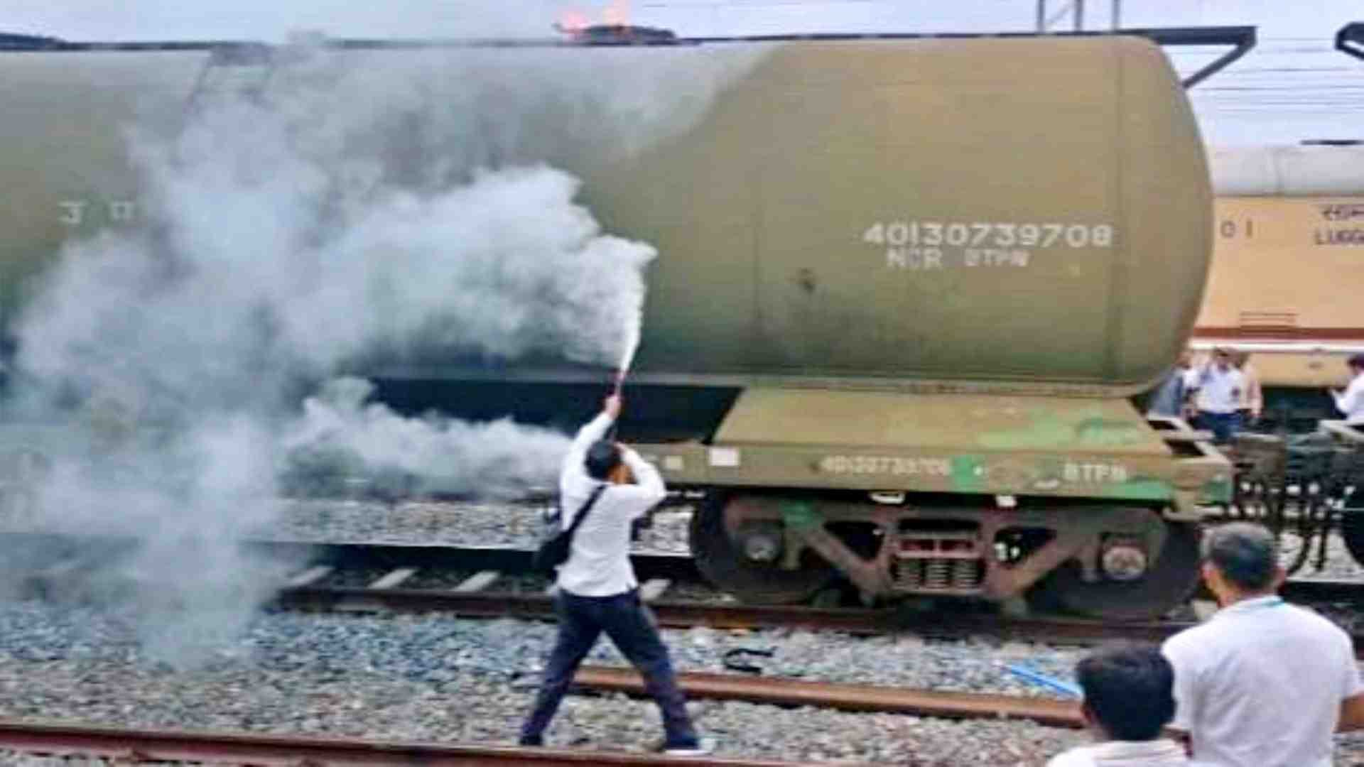 आग बुझाने का प्रयास करते सीटीआई समदर सिंह राठौड़।