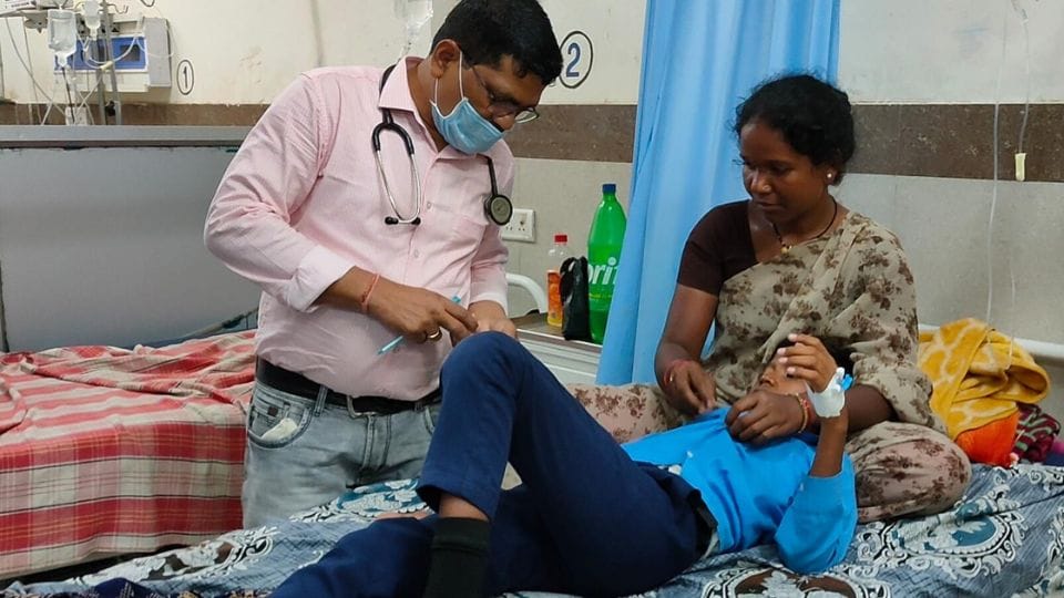 अस्पताल में भर्ती छात्र