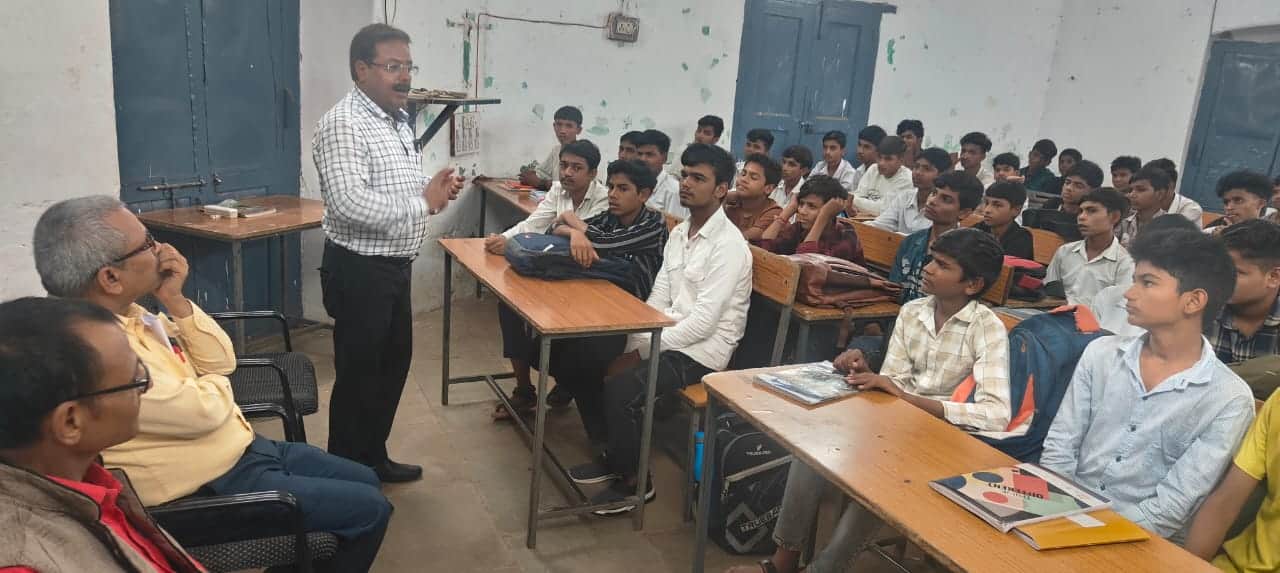 प्रभारी प्राचार्य आर एस जाधव छात्रों को क्विज से जुड़ी जानकारी देते हुए।