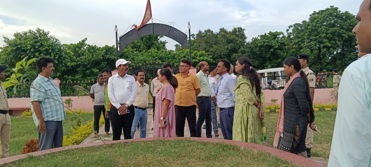 Bihar News:  West Champaran DM Dinesh Kumar Rai inspected Thakraha block headquarters; Panchayat Secretary