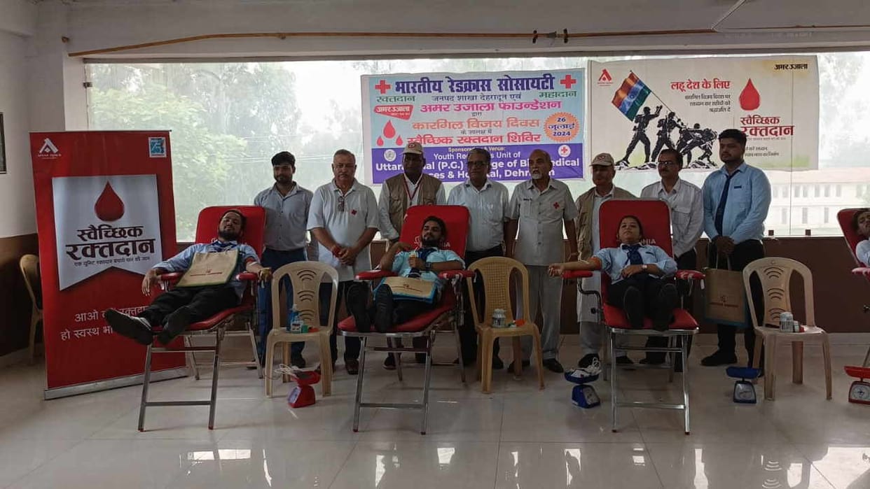 Amar Ujala Foundation Blood donation camp in Dehradun Students were enthusiastic about donating blood