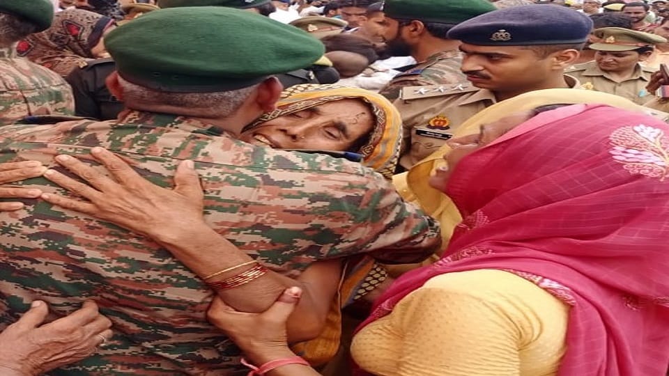 Mother of martyr Subhash hugged the soldiers and cried a lot