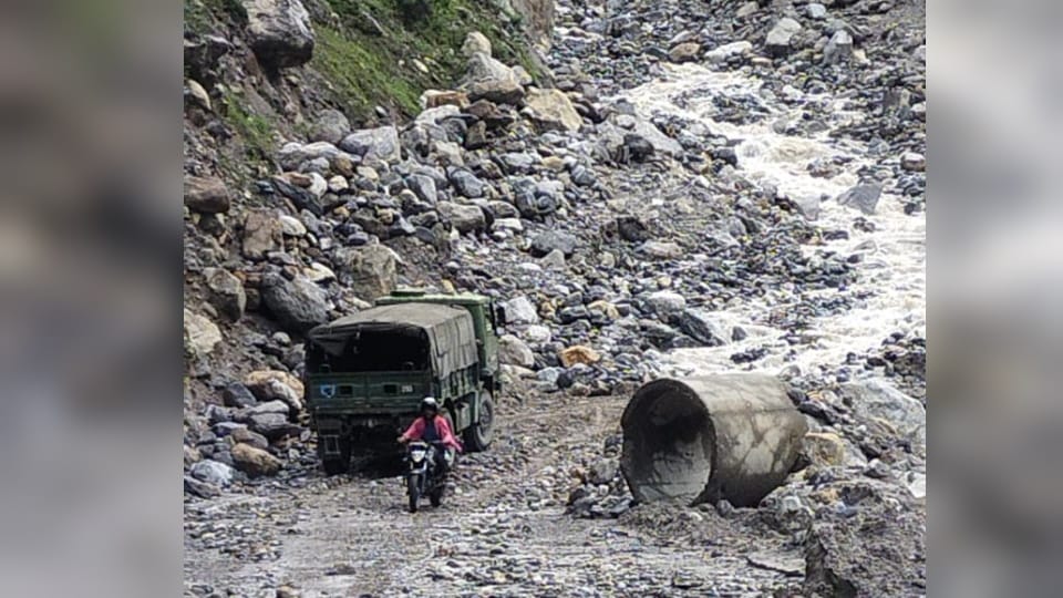 Uttarakhand Rainfall Badrinath Highway Closed For Fiver Hours Due to heavy rain and debris