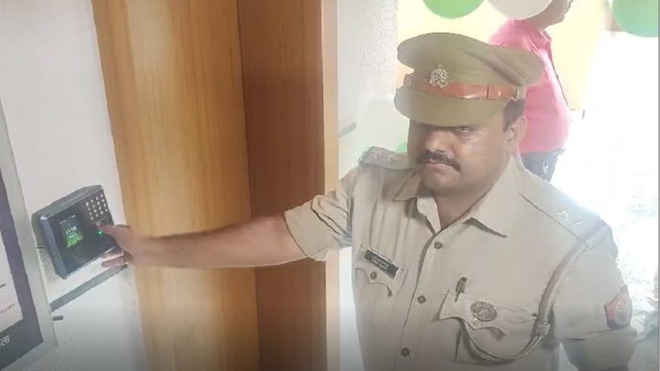 UP Police Attendance of policemen will be biometric action will be taken against who come late