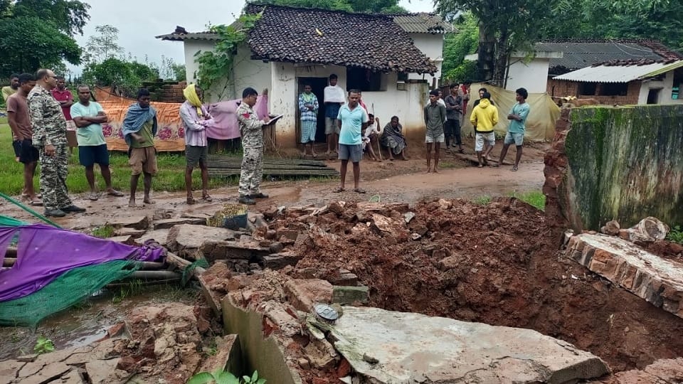 Life disrupted due to continuous rain 10 year old child died due to roof collapse in Kondagaon
