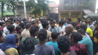 Roorkee News Liquor shop employee beaten villagers badly heart broken thrown on road