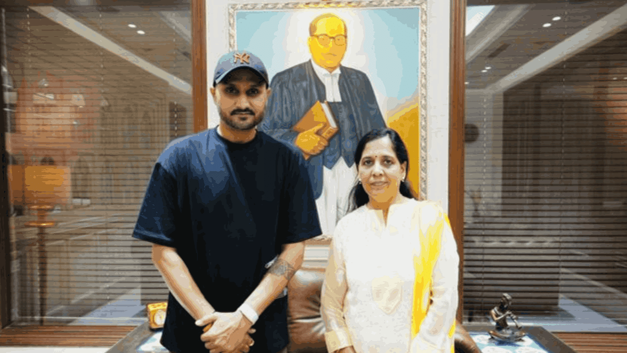 Harbhajan Singh met Kejriwal wife Sunita kejriwal