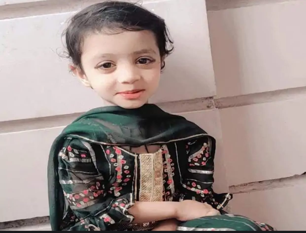 Indore: An innocent child who came to bid goodbye to her aunt from the second floor gallery fell from the balc