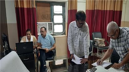 Jind: हरियाणा शहरी विकास प्राधिकरण कार्यालय में CM फ्लाइंग की रेड, कर्मियों के हाजिरी रजिस्टर कब्जे में लिये CM Flying raids Haryana Urban Development Authority office in Jind, employees' attendance registers seized