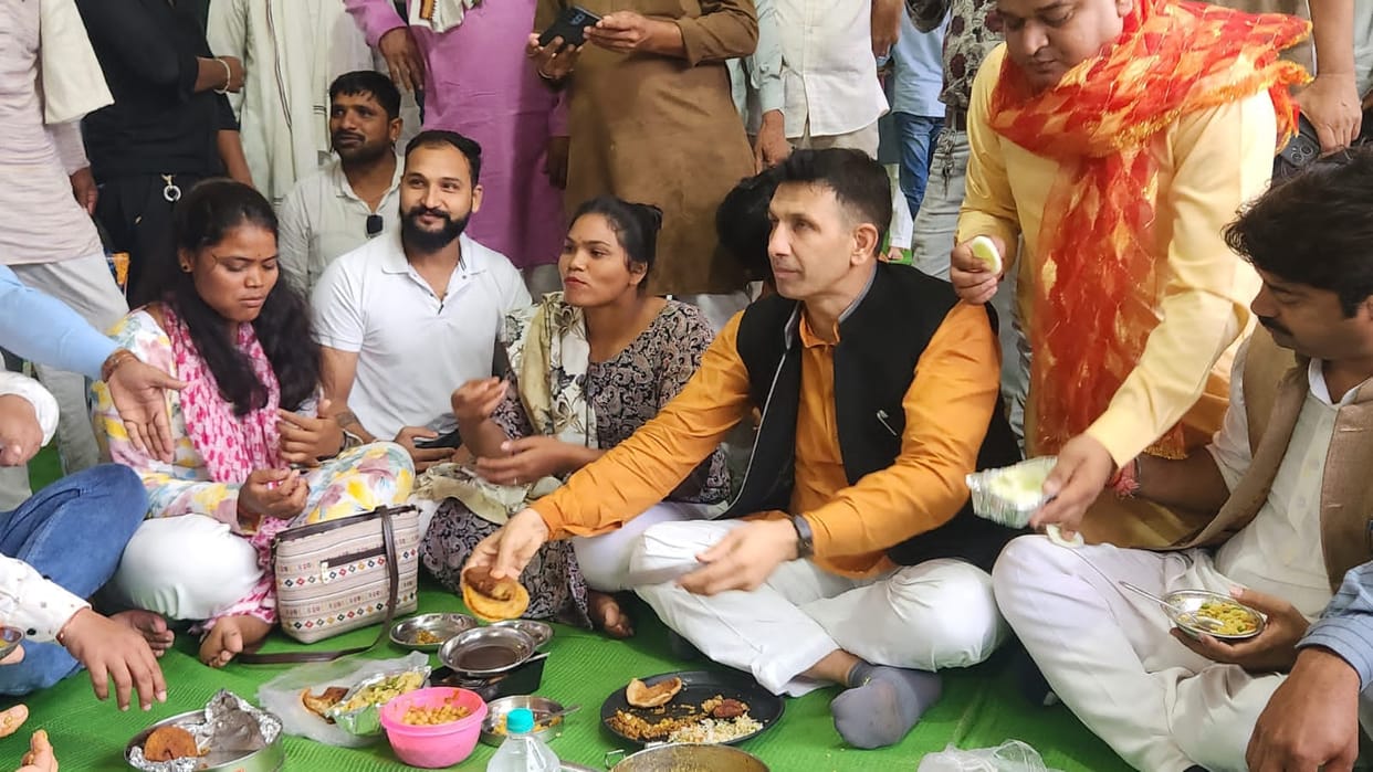 In Shivraj's area, Patwari gave the slogan- We will eat half bread and make Congress win, had a tiffin party