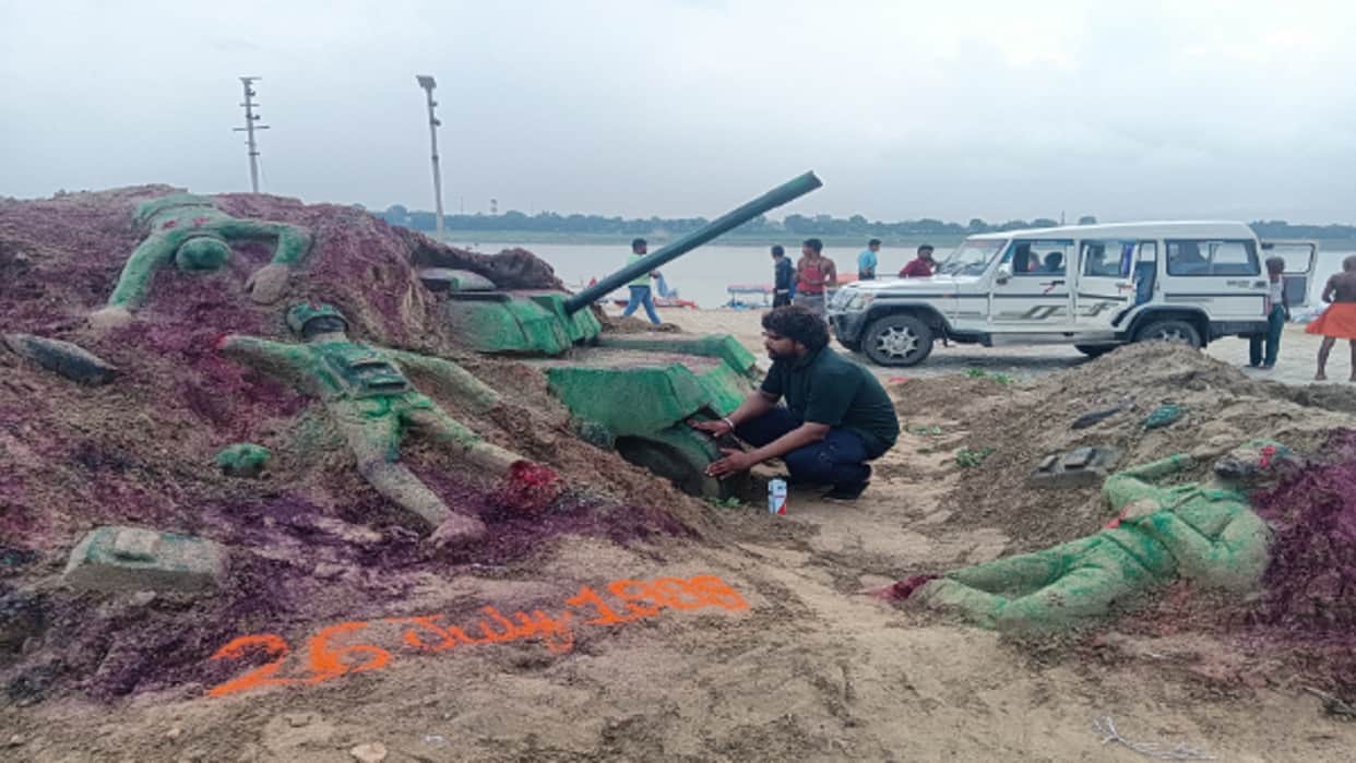 Kargil Vijay Diwas: Artists paid tribute to the martyred soldiers by making sand art at the Sangam.