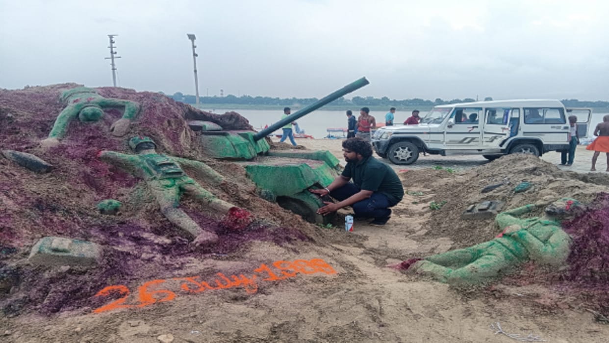 Kargil Vijay Diwas: Artists paid tribute to the martyred soldiers by making sand art at the Sangam.