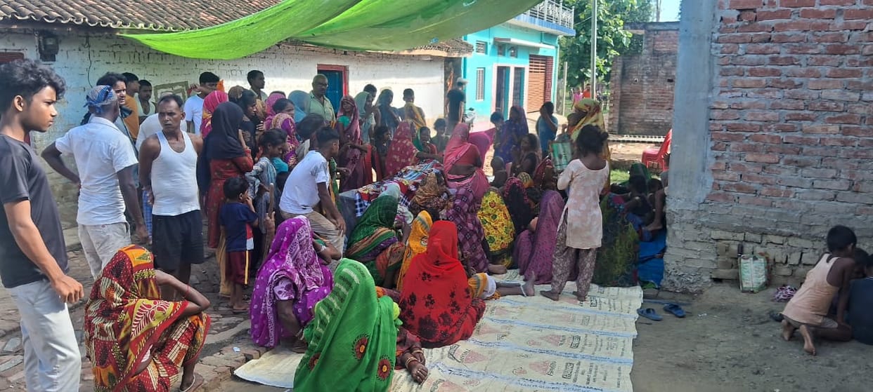 Bahraich News: Five youth coming home from Delhi become victims of food poisoning, one died