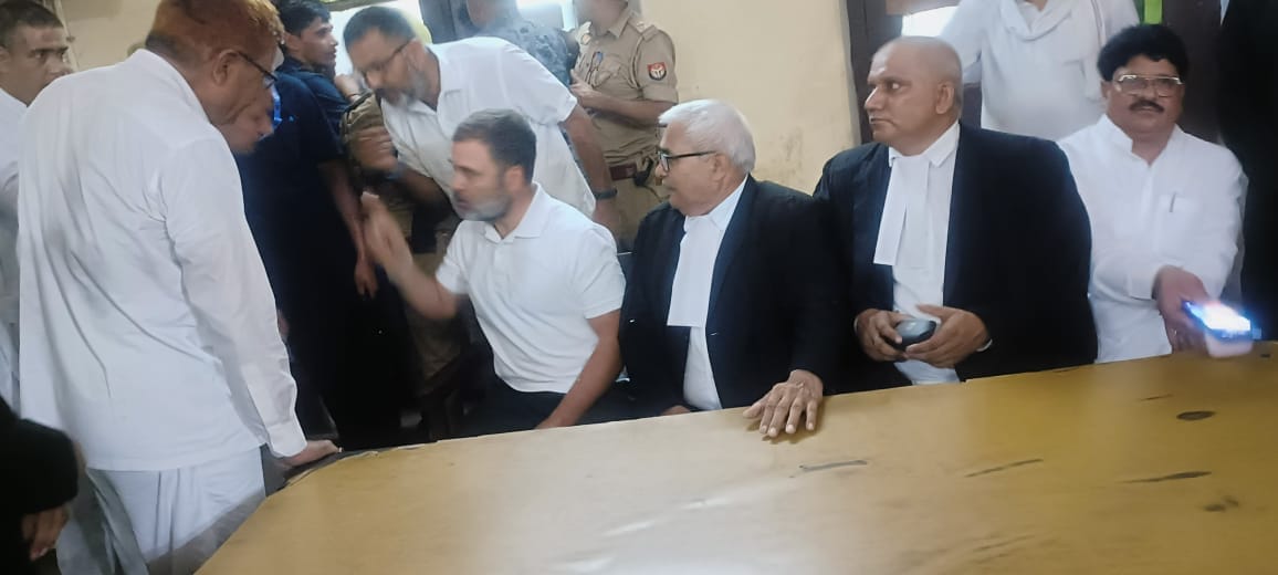 Rahul Gandhi reached Sultanpur MP MLA court, Congress workers showered flowers