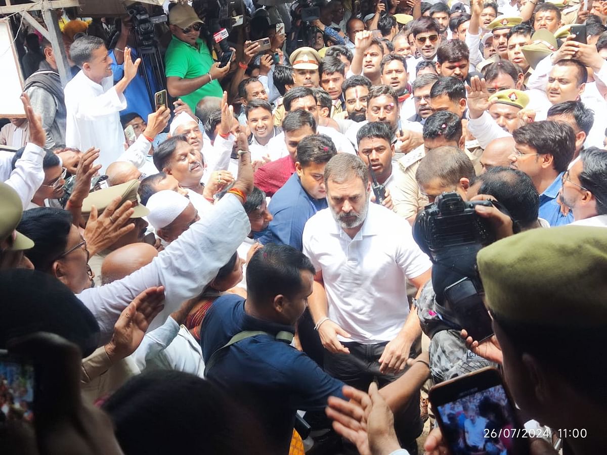 Rahul Gandhi Reached Sultanpur Mp Mla Court, Congress Workers Showered Flowers - Amar Ujala Hindi News Live - Sultanpur News : सुल्तानपुर के एमपी एमएलए कोर्ट पहुंचे राहुल गांधी, कांग्रेस ...