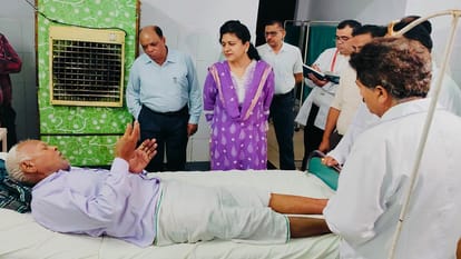 मंडलायुक्त रितु माहेश्वरी जिला अस्पताल में निरीक्षण के दौरान मरीजों से हाल पूछती हुईं