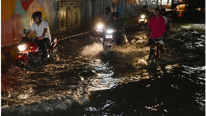 Difficulty increased due to water filling under Niranjan Dot bridge, old city lost contact with civil lines.