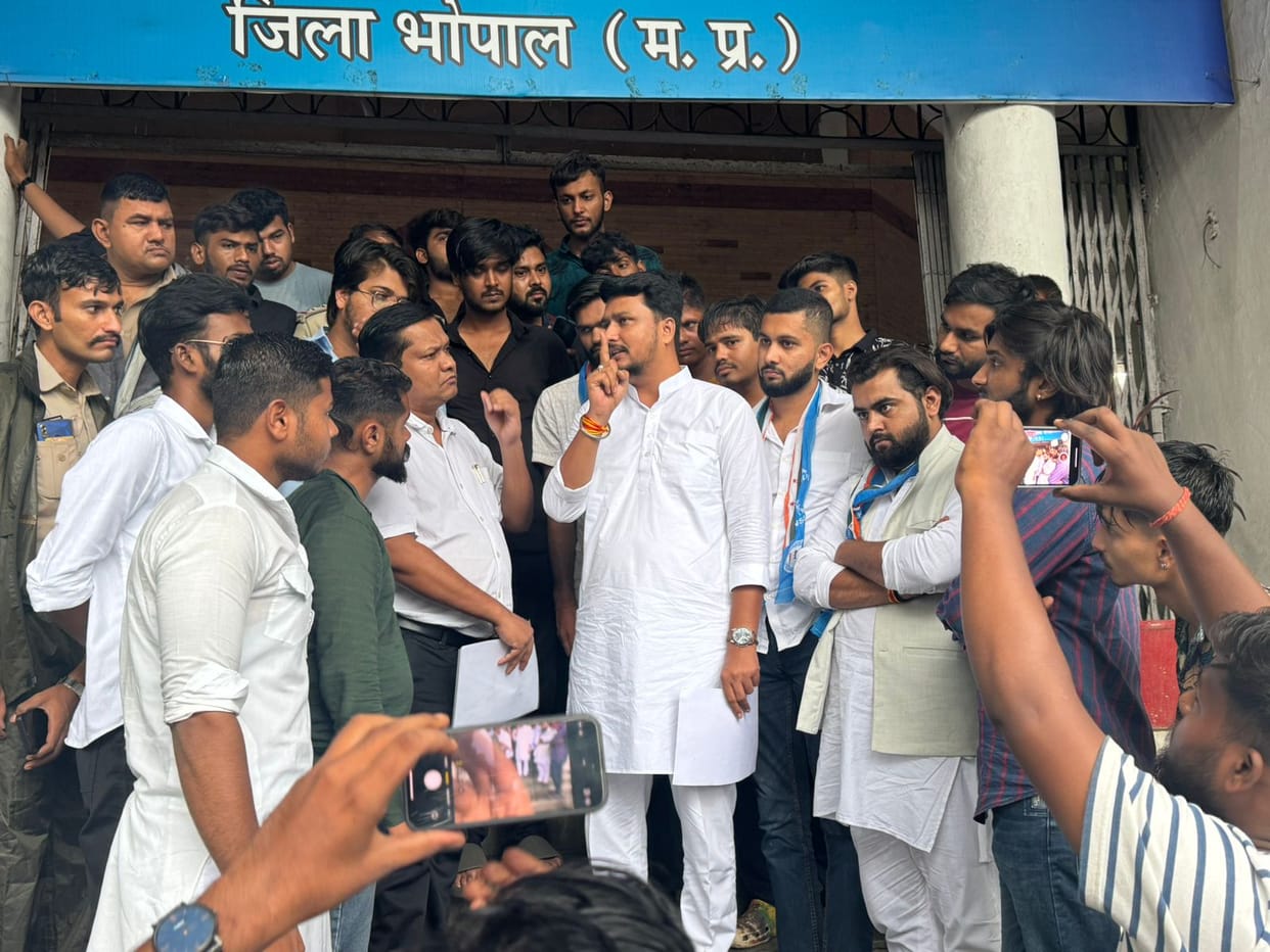 NSUI reached Collectorate to file a case of assault against ABVP officials, opposing membership campaign