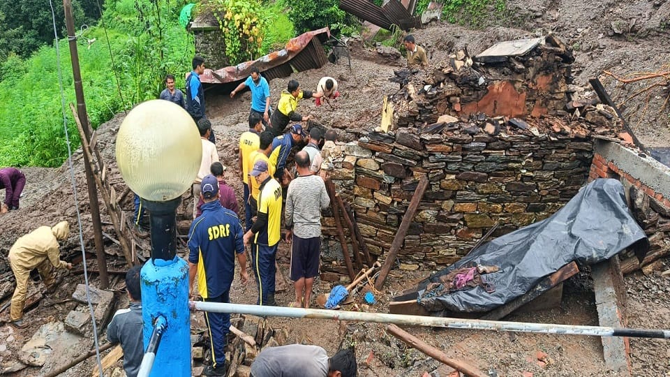 The Mountain collapsed and houses were washed away with debris in bageshwar