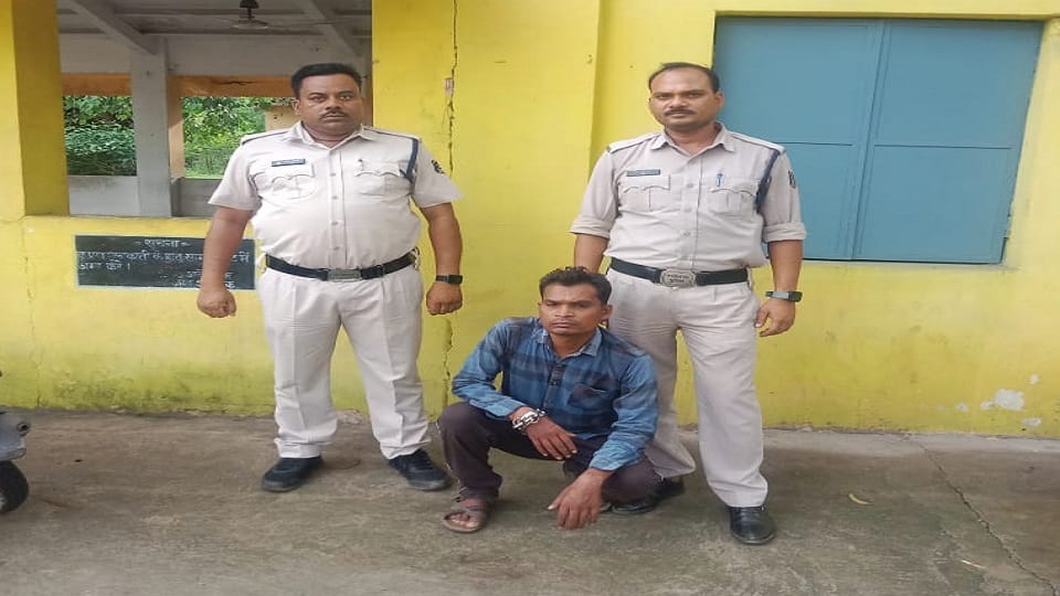 Lakhs of rupees extorted in the name of getting a government job bought a car with the cheated money in Raigar