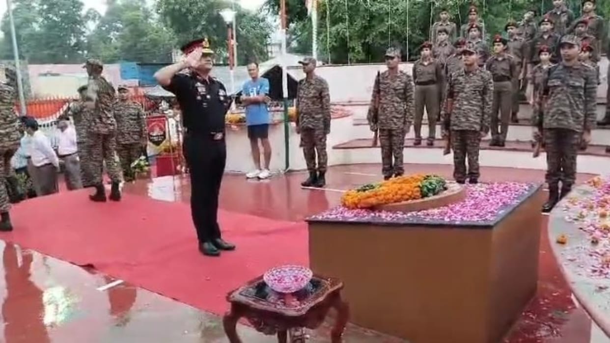 Alwar: Program organized at Martyr Memorial on Vijay Diwas, paid tribute to martyrs by offering flower circles