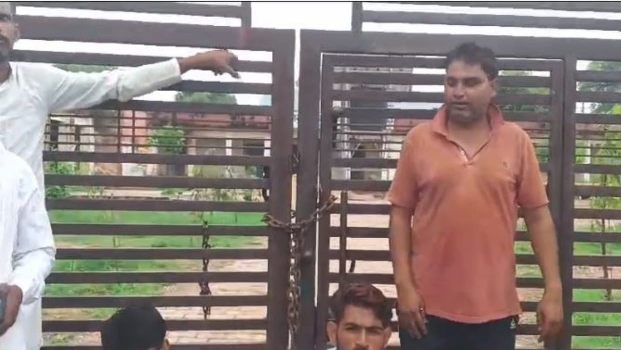 Karauli : Angered by teachers not coming to school, villagers locked the gate, have demonstrated earlier also