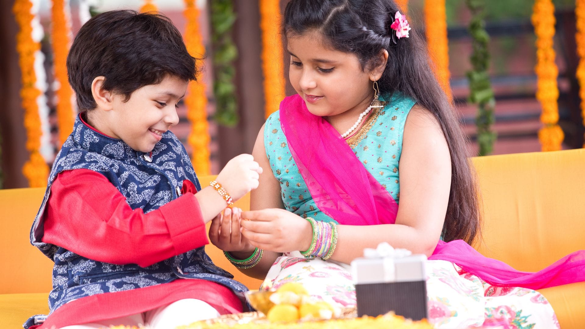 Raksha Bandhan 2024 Rakhi Bandhte Samay Thali m Zarroor Shamil Kare Ye Samagari