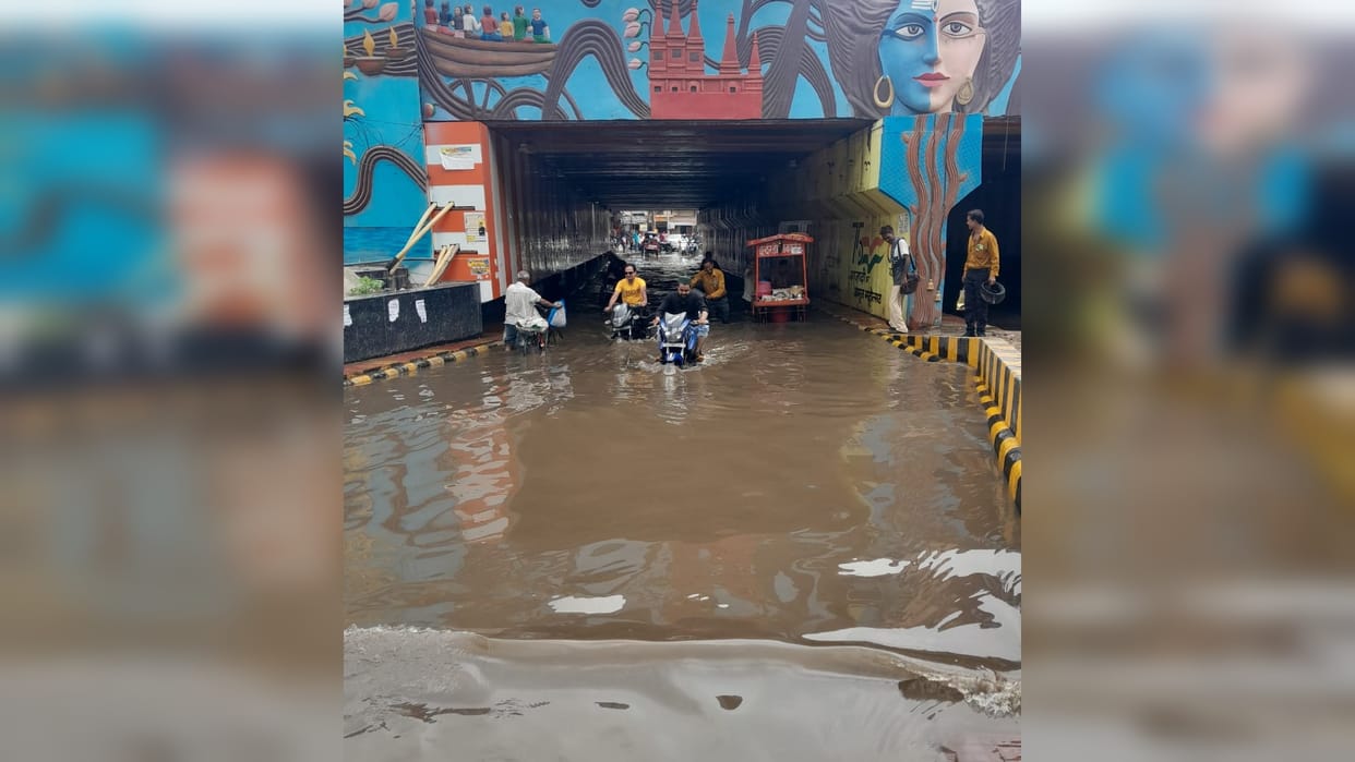 Difficulty increased due to water filling under Niranjan Dot bridge, old city lost contact with civil lines.