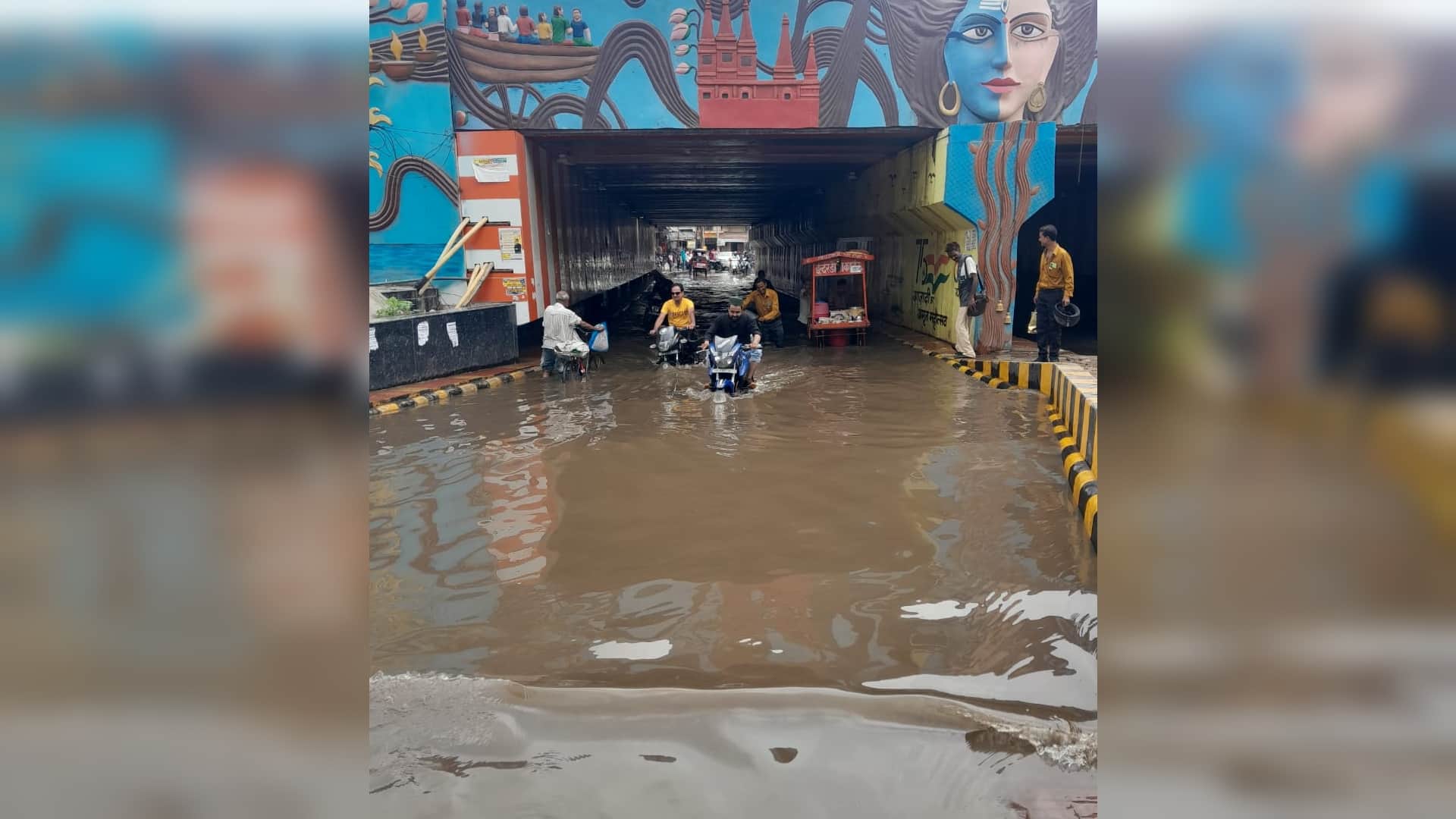 Difficulty increased due to water filling under Niranjan Dot bridge, old city lost contact with civil lines.