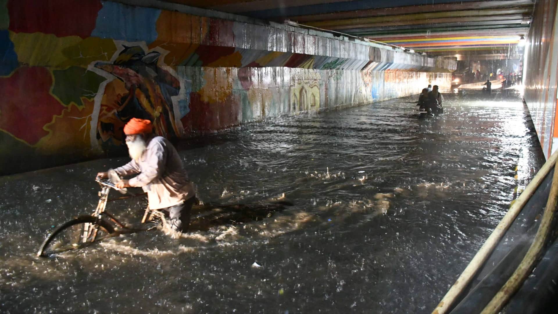 Difficulty increased due to water filling under Niranjan Dot bridge, old city lost contact with civil lines.