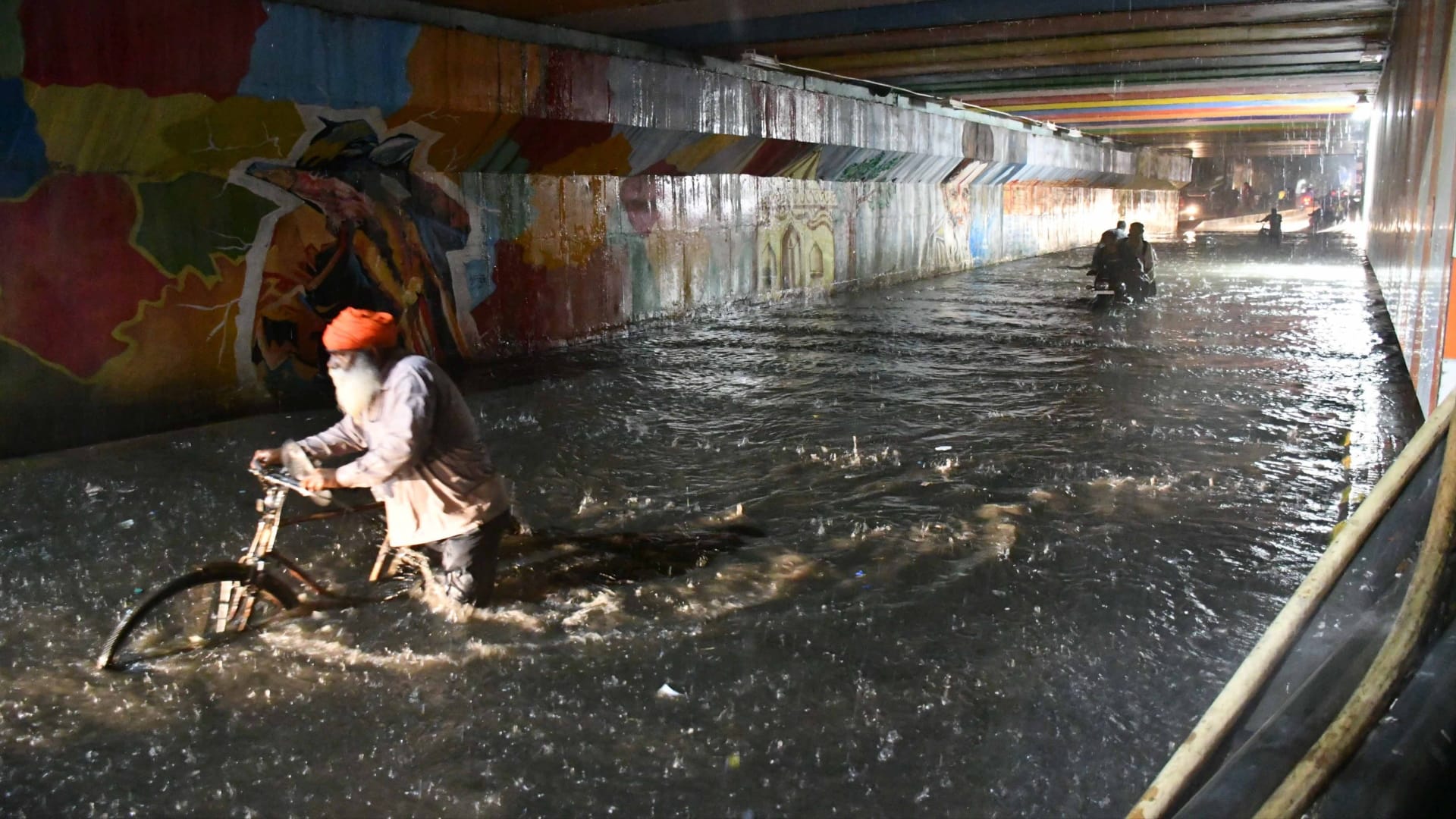 Difficulty increased due to water filling under Niranjan Dot bridge, old city lost contact with civil lines.