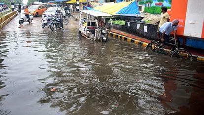 Difficulty increased due to water filling under Niranjan Dot bridge, old city lost contact with civil lines.