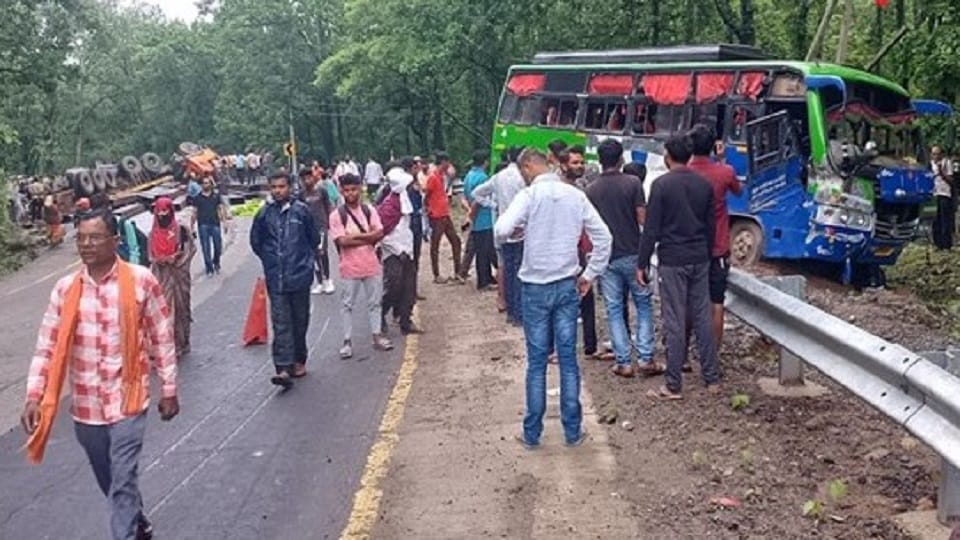Trailer and bus collide near Dhawaipani village on MP Chhattisgarh border in Kabirdham