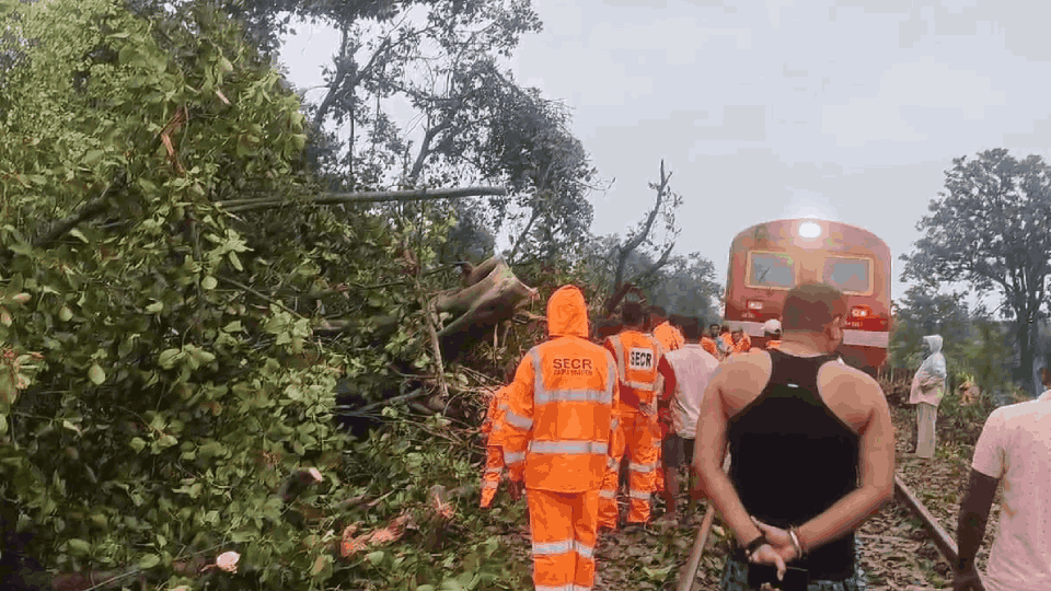 Passenger train running from Dallirajhara to Antagarh met with an accident in kanker